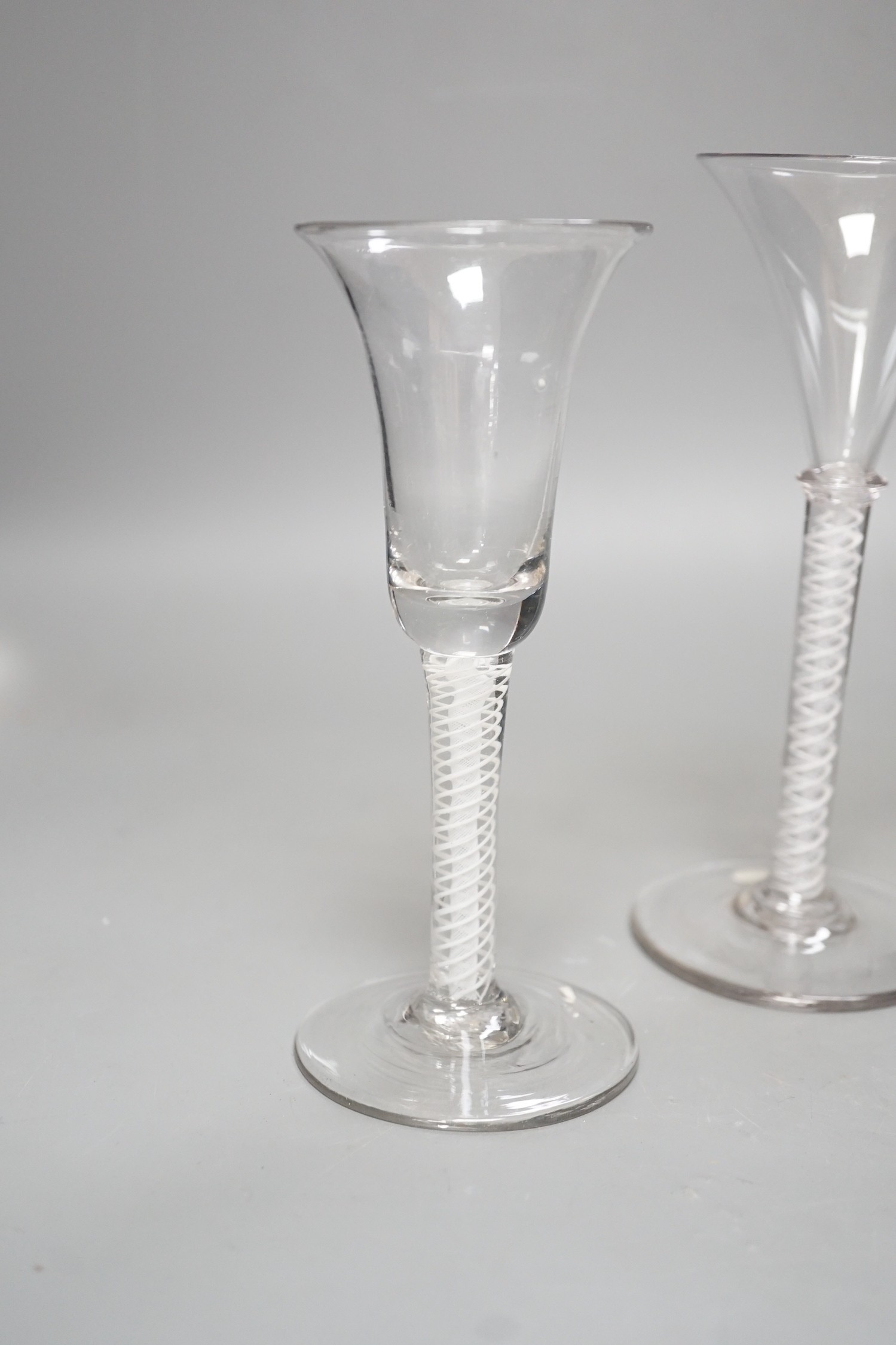 Three opaque or airtwist stem drinking glasses together with a Toddy lifter - 18cm high